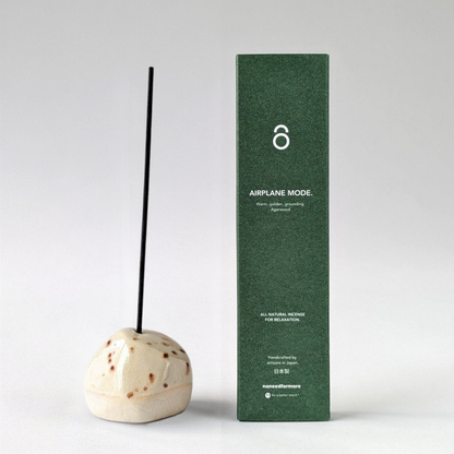 Duo Set - Pebble Räucherstäbchenhalter & Japanische Räucherstäbchen "Airplane Mode" Agarwood