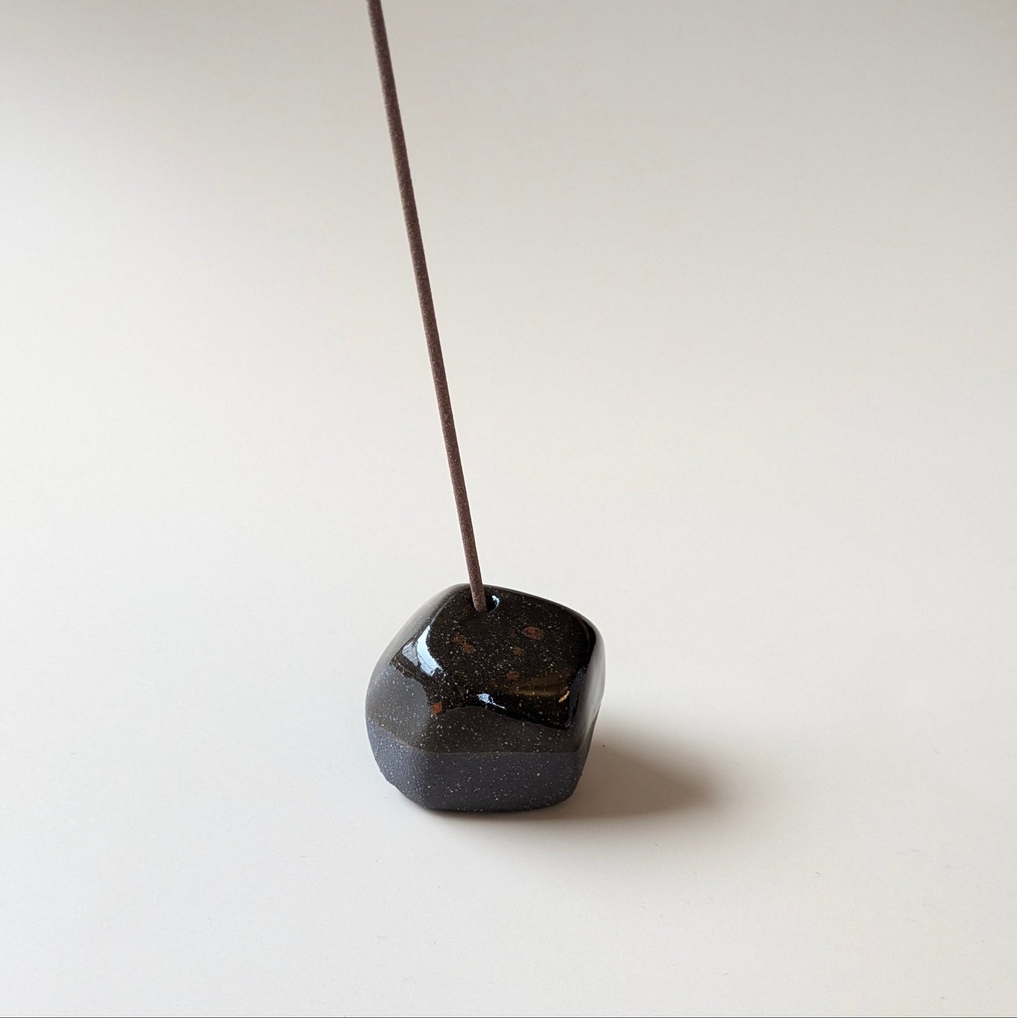 Duo Set - Pebble Räucherstäbchenhalter & Räucherstäbchen "Forest Walk"