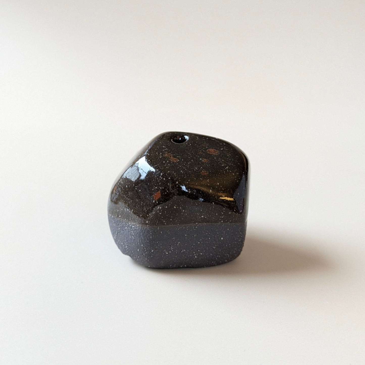 Duo Set - Pebble Räucherstäbchenhalter & Japanische Räucherstäbchen "Airplane Mode" Agarwood